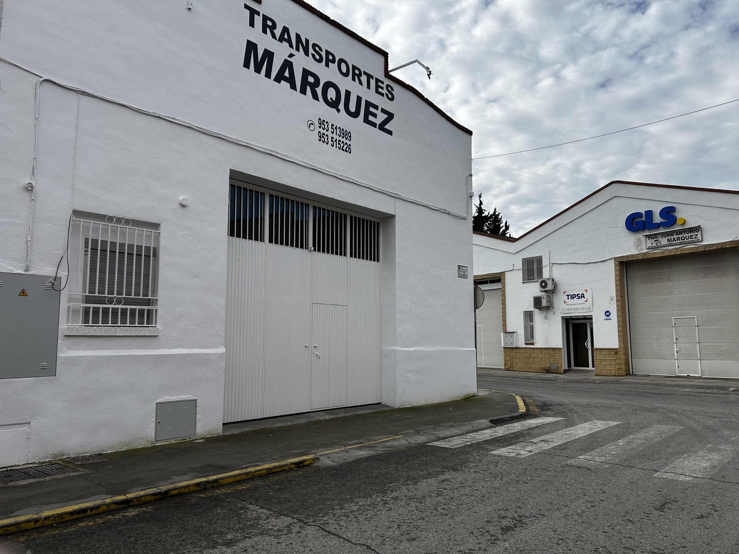 Vehículos de Transportes Márquez preparados para el reparto